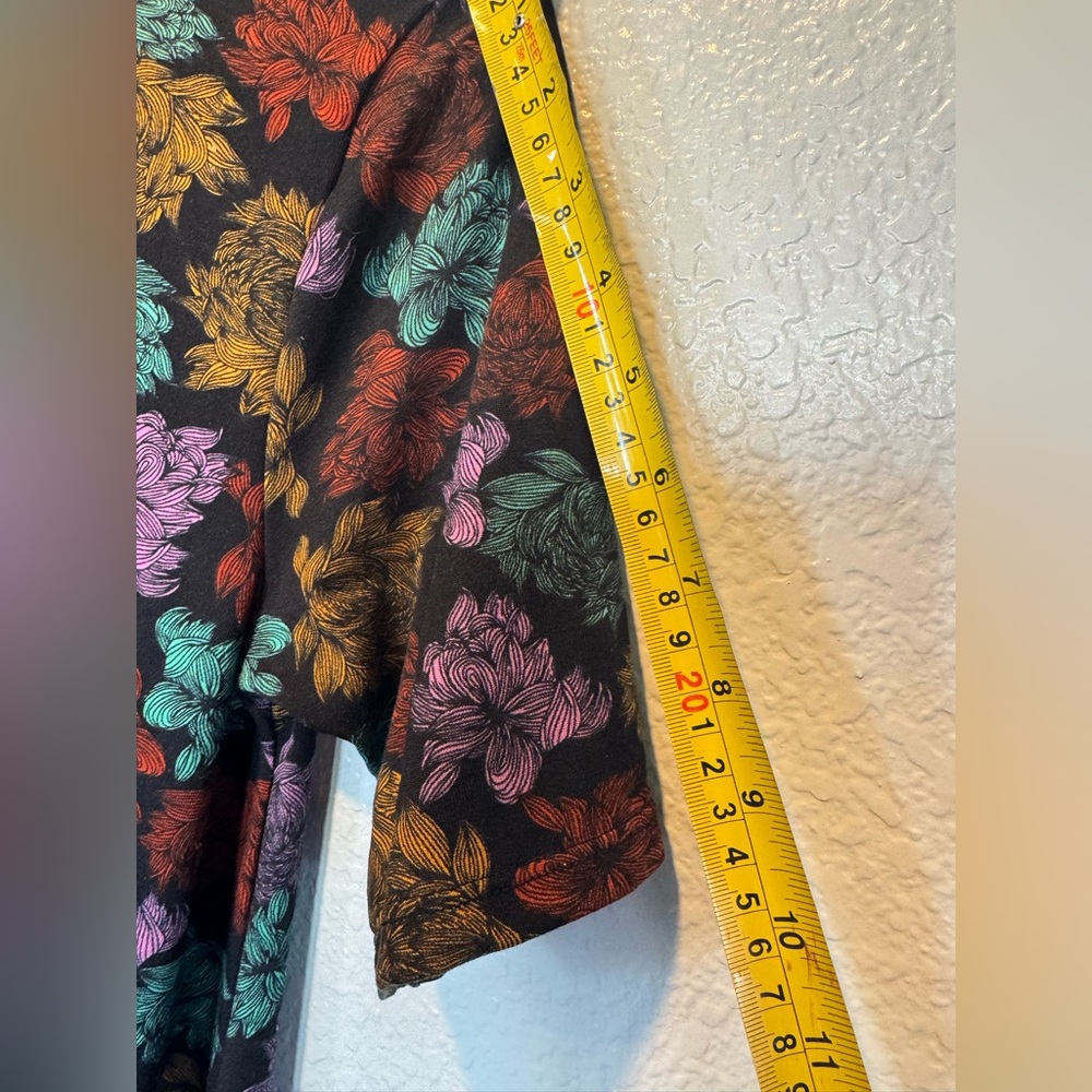 LUC XS LuLaRoe Floral Short Sleeve Top - Black, w/Pink, Orange , Green - Picture 4 of 8